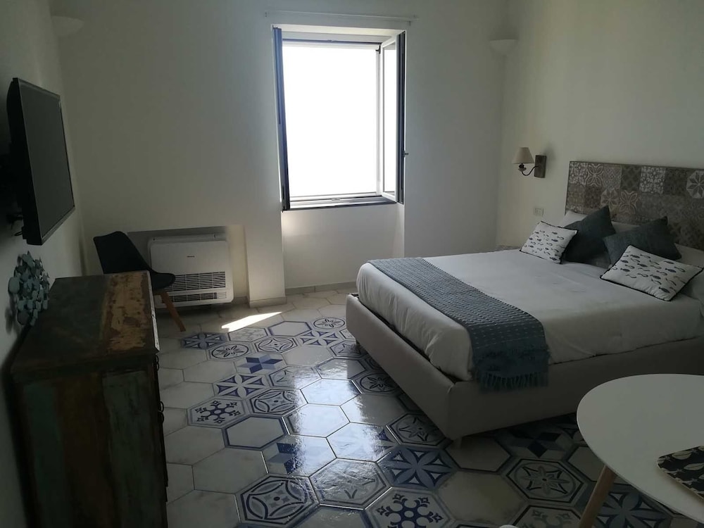Comfort, Triple, 1 Queen and 1 Single Bed, Sea View, Stair Access Only