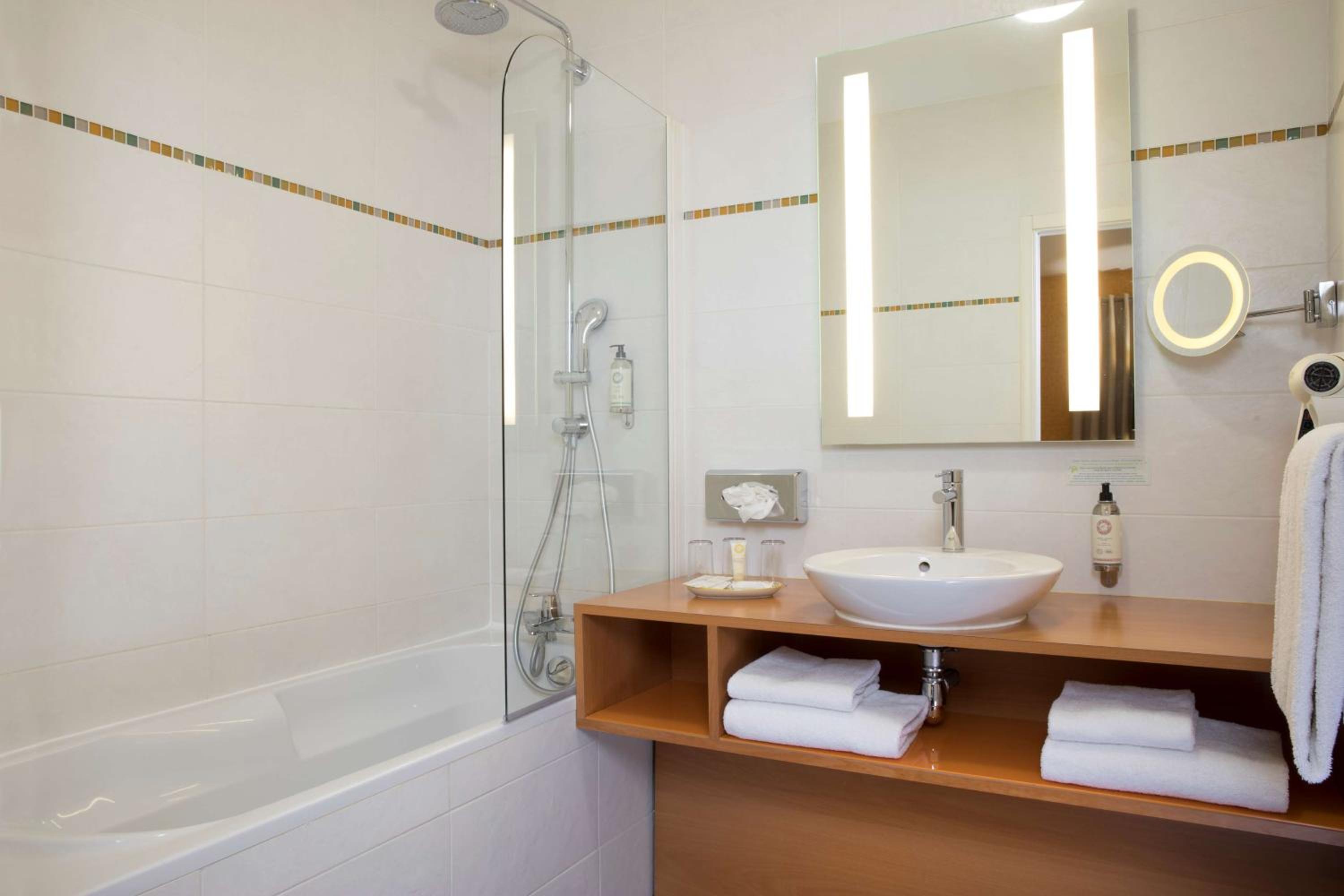 غرفة متصلة بسرير كينج وسرير فردي وسرير كينج وسرير كوين وسرير كوين، Best Western Plus Hotel De La Regate 6/6