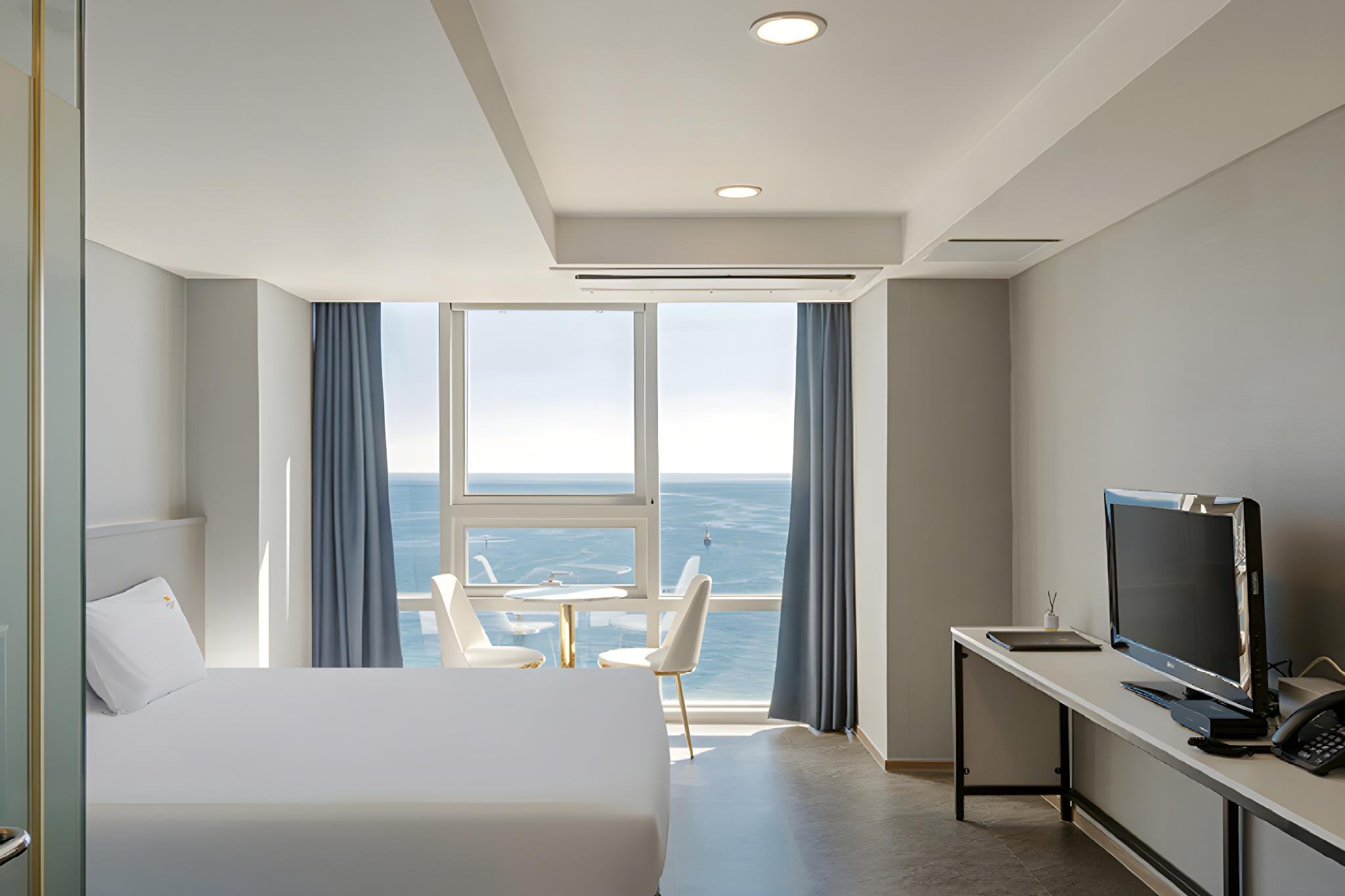 Deluxe, King Bed, Ocean View, Pool Access, Middle Floor