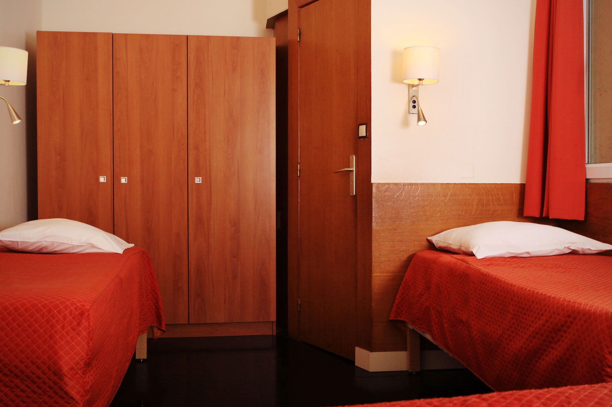 ROOM, QUADRUPLE, SHARED BATHROOM