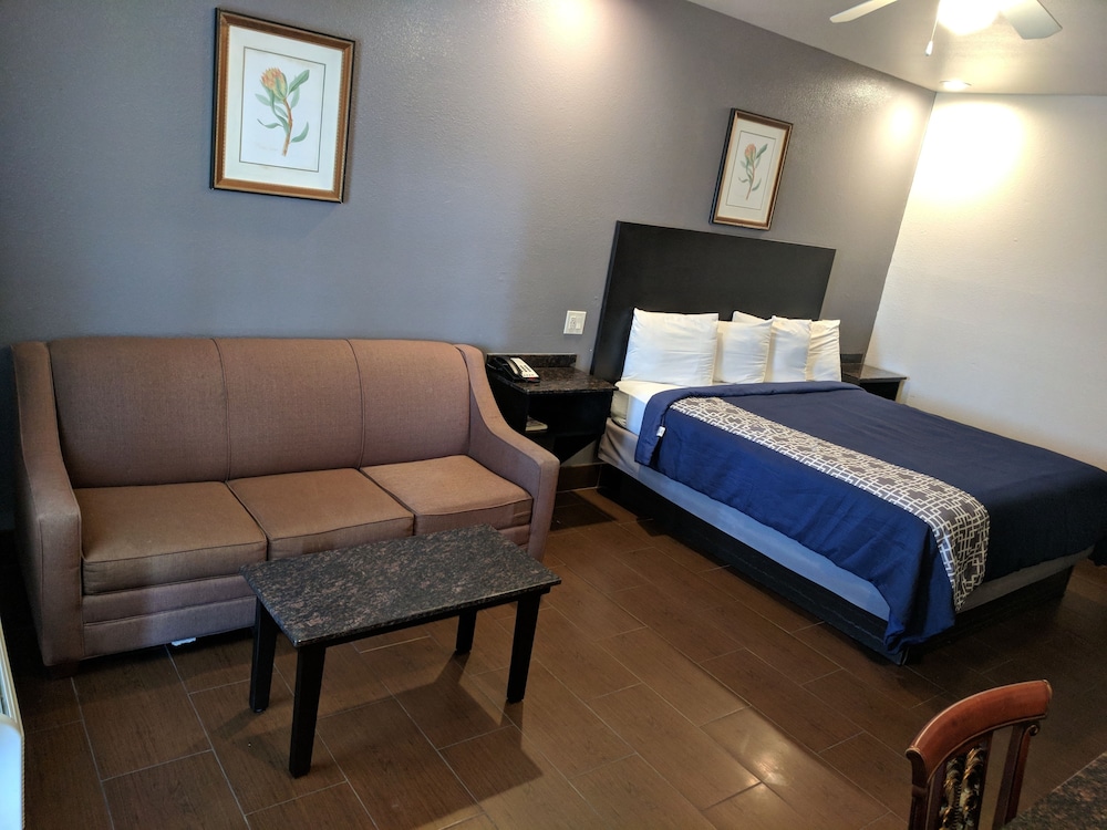 DELUXE, KING BED, SMOKING