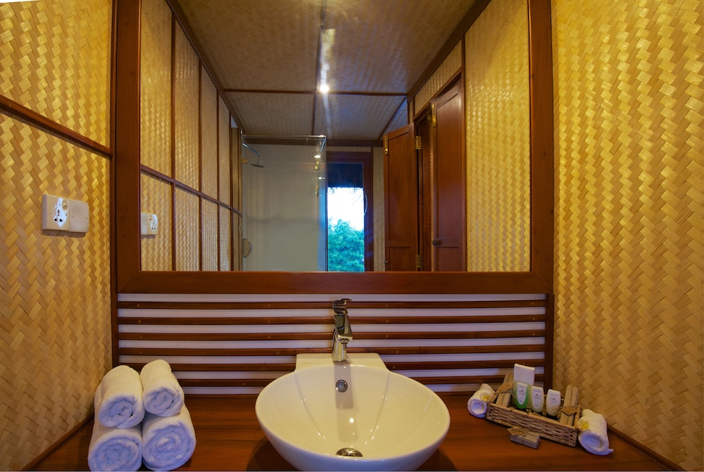 Yathra Houseboat By Jetwing 10/27