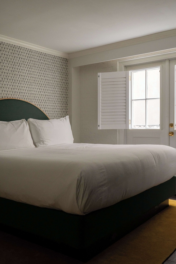 Courtyard, Petite, King Bed, Balcony