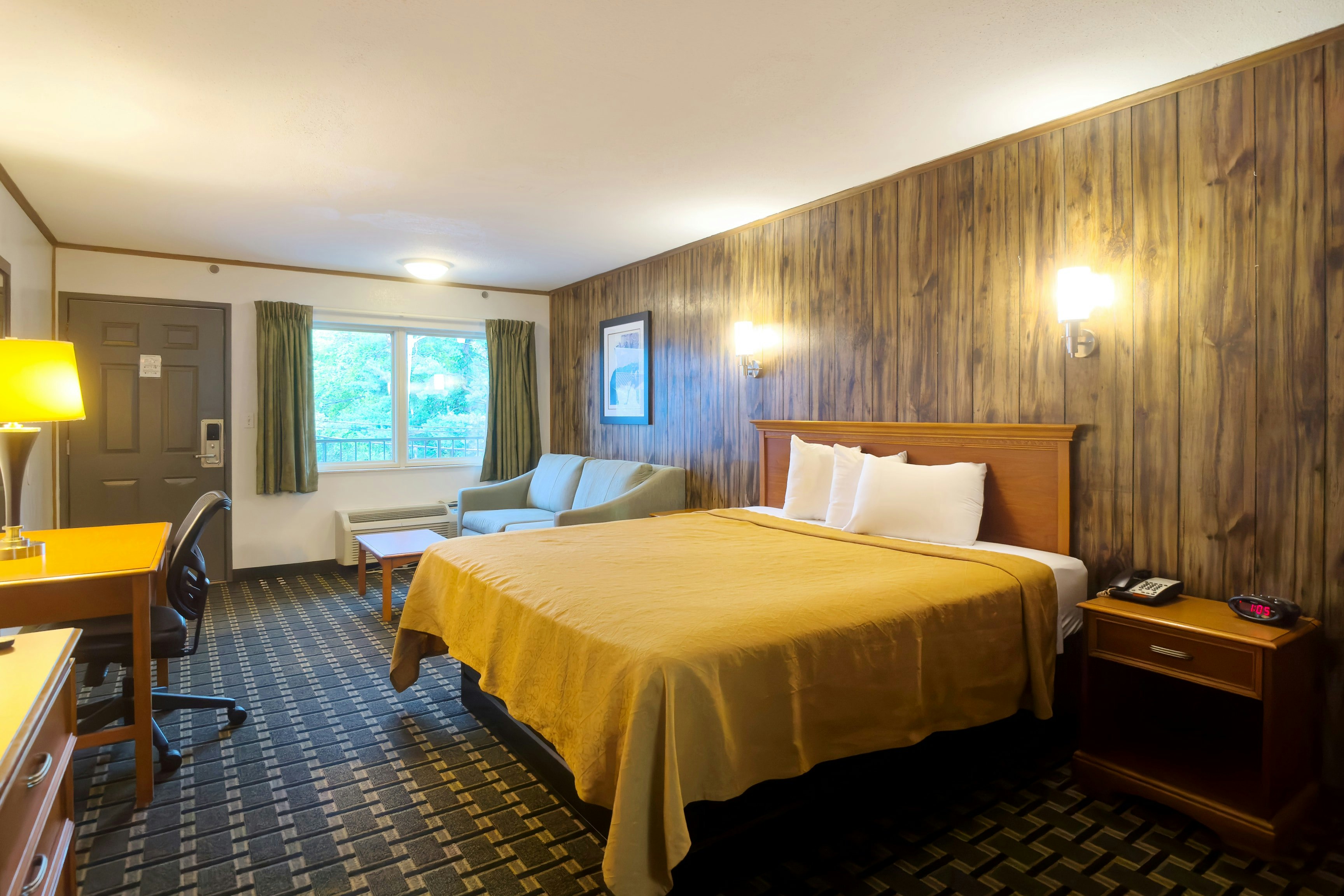 ROOM, QUEEN BED, RIVER FRONT