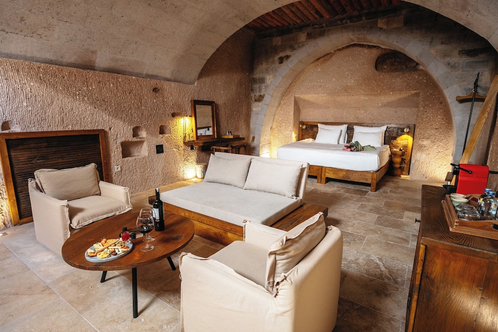 MILLSTONE CAVE SUITES 9/77