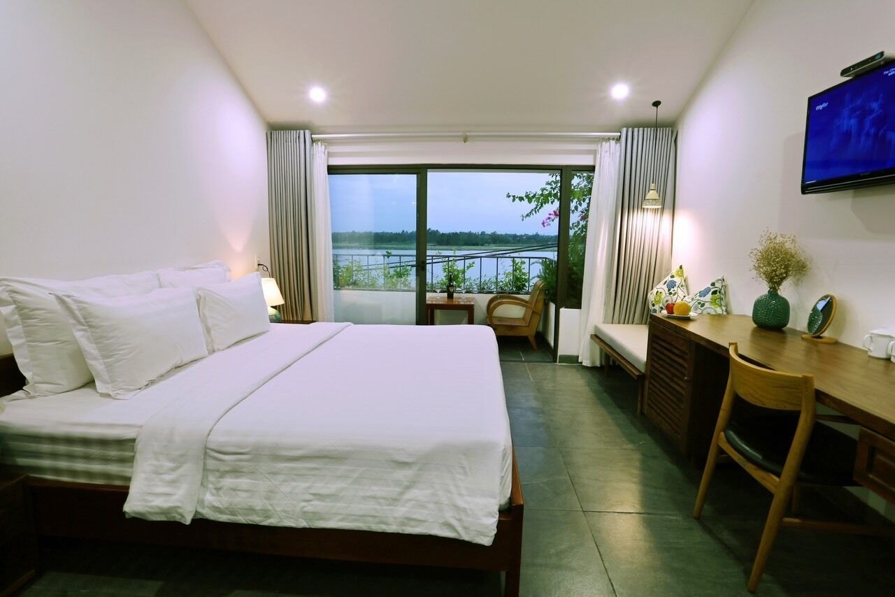 ROOM, KING BED, LAKE VIEW
