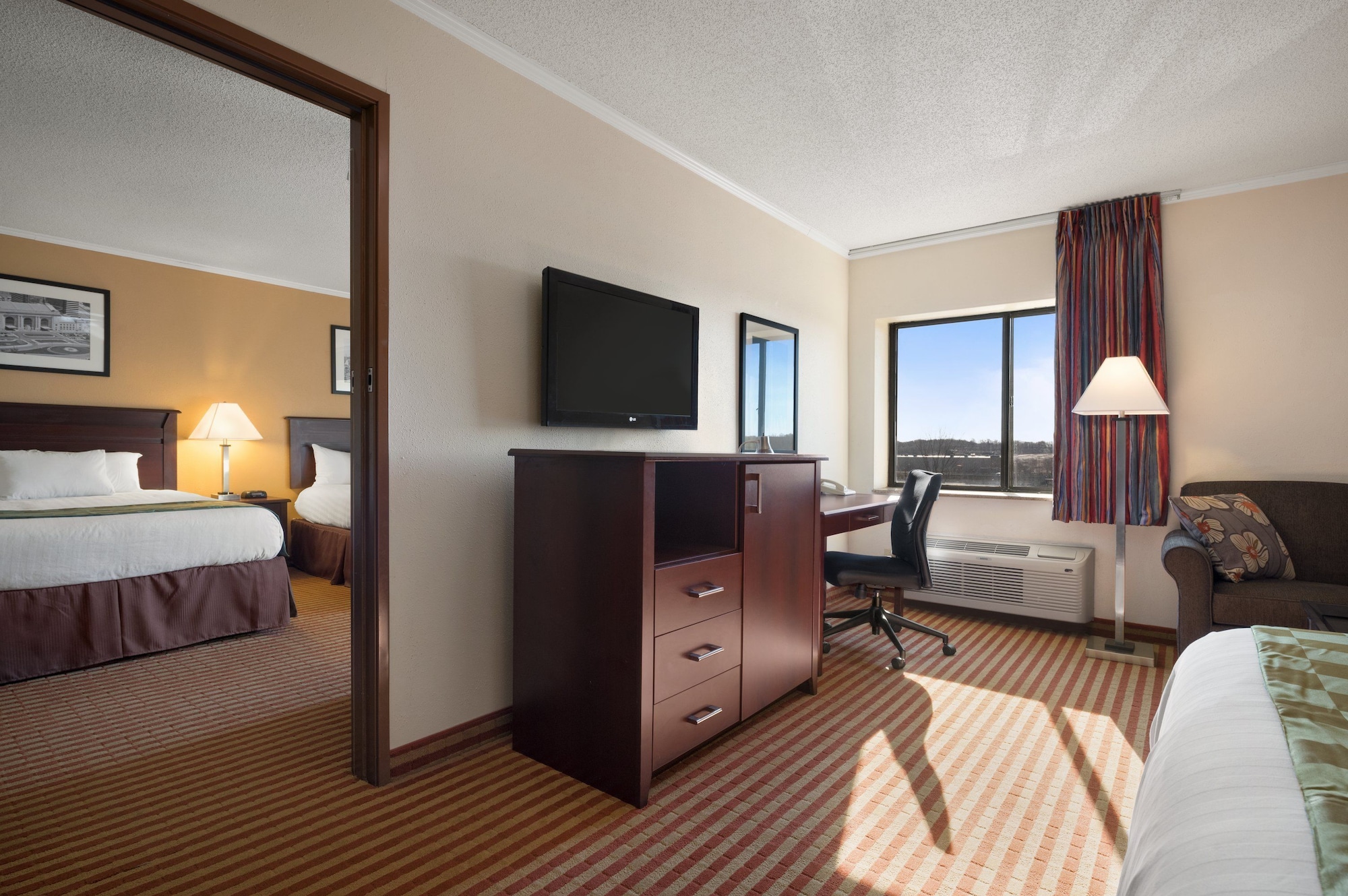 غرفة بسريرين كوين، Days Inn & Suites By Wyndham Kansas City South 6/7