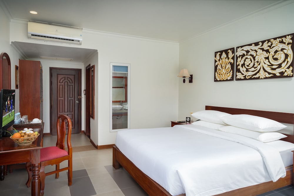 LUXURY, KING BED, POOL VIEW, BALCONY