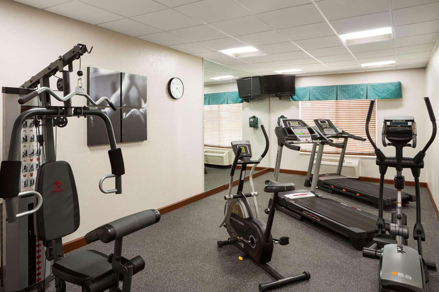 Country Inn & Suites By Radisson Grand Rapids Airport Mi 24/40
