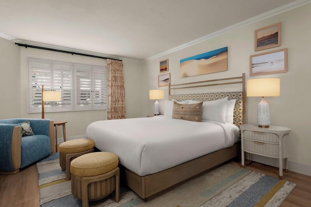 Suite, King Bed, Ocean Front, Sofa, Accessible
