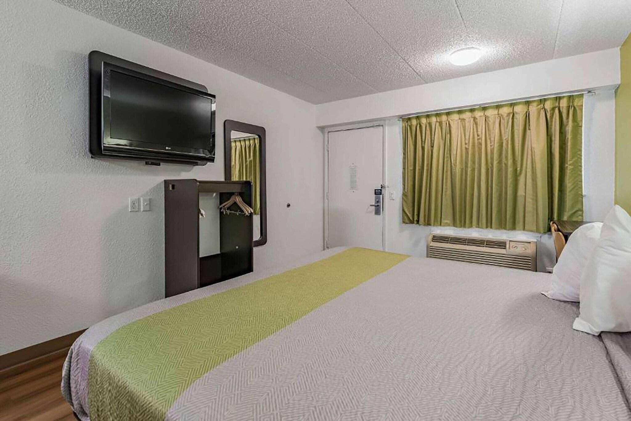ROOM, KING BED, SMOKING