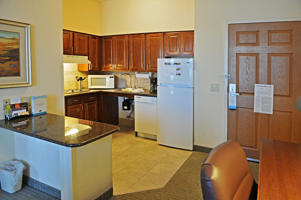 Staybridge Suites Milwaukee West-Oconomowoc 47/73