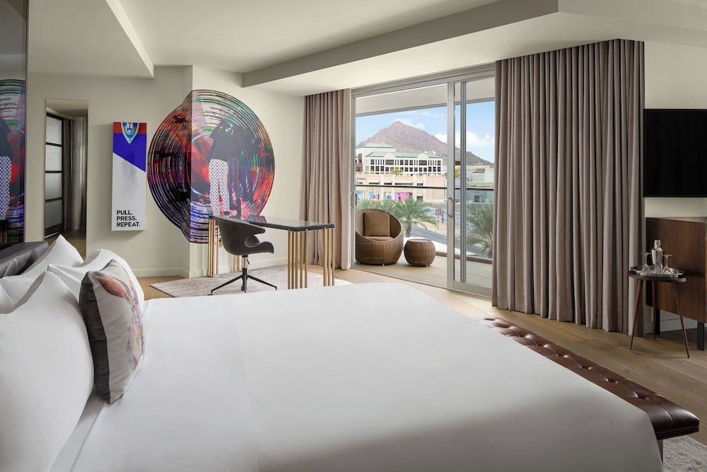 جناح بريميير بسرير كينج بشرفة لذوي الإعاقة، W Scottsdale 3/6