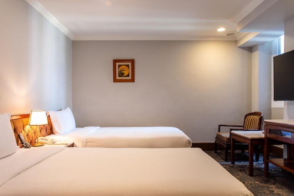 ROOM, TWIN BEDS, BATHTUB
