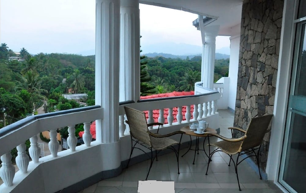 Layathraa Hotel And Restaurant 46/62