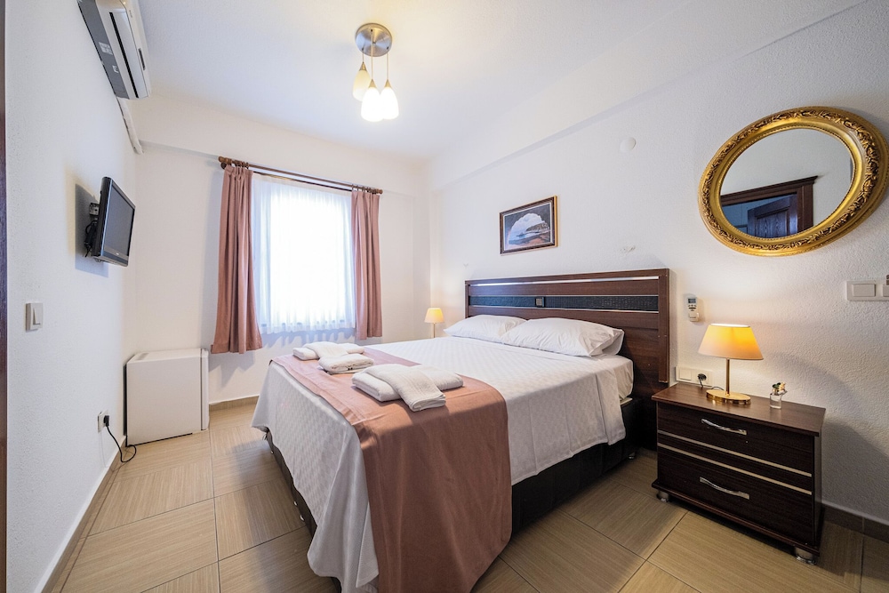 Albatros Hotel 16/33