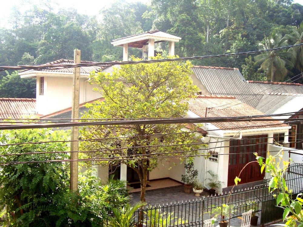Layathraa Hotel And Restaurant 2/62