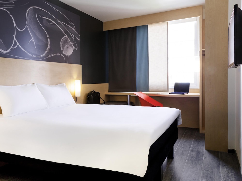 STANDARD, QUEEN BED