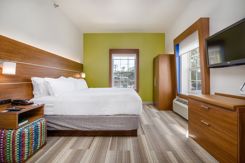 Holiday Inn Express Hotel And Suites Phoenix Airport 20/56