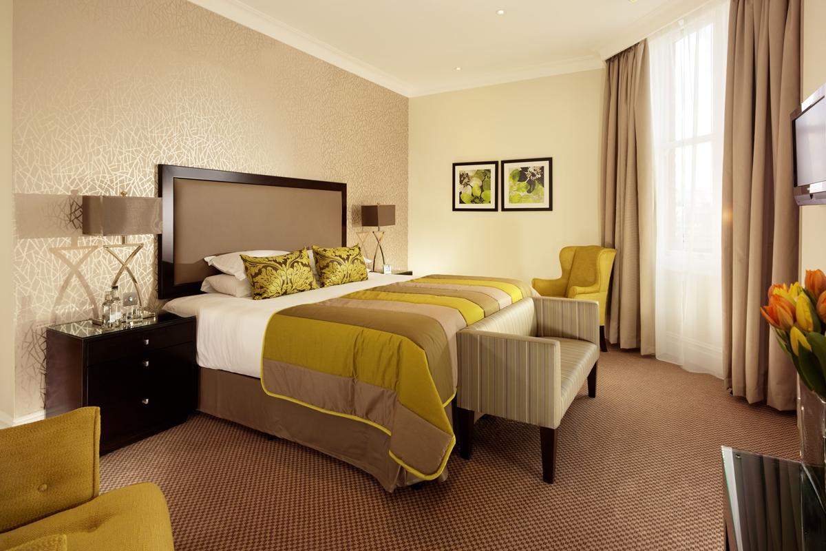 1 Bedroom, Falconers, Suite