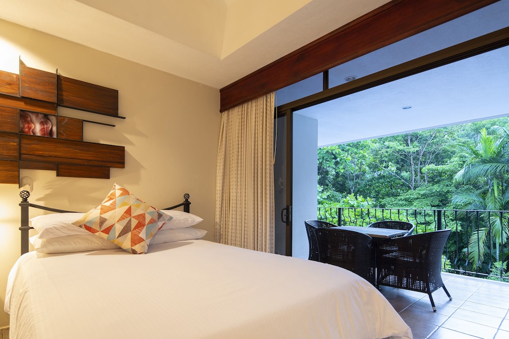 SUITE, 2 QUEEN BEDS, KITCHEN