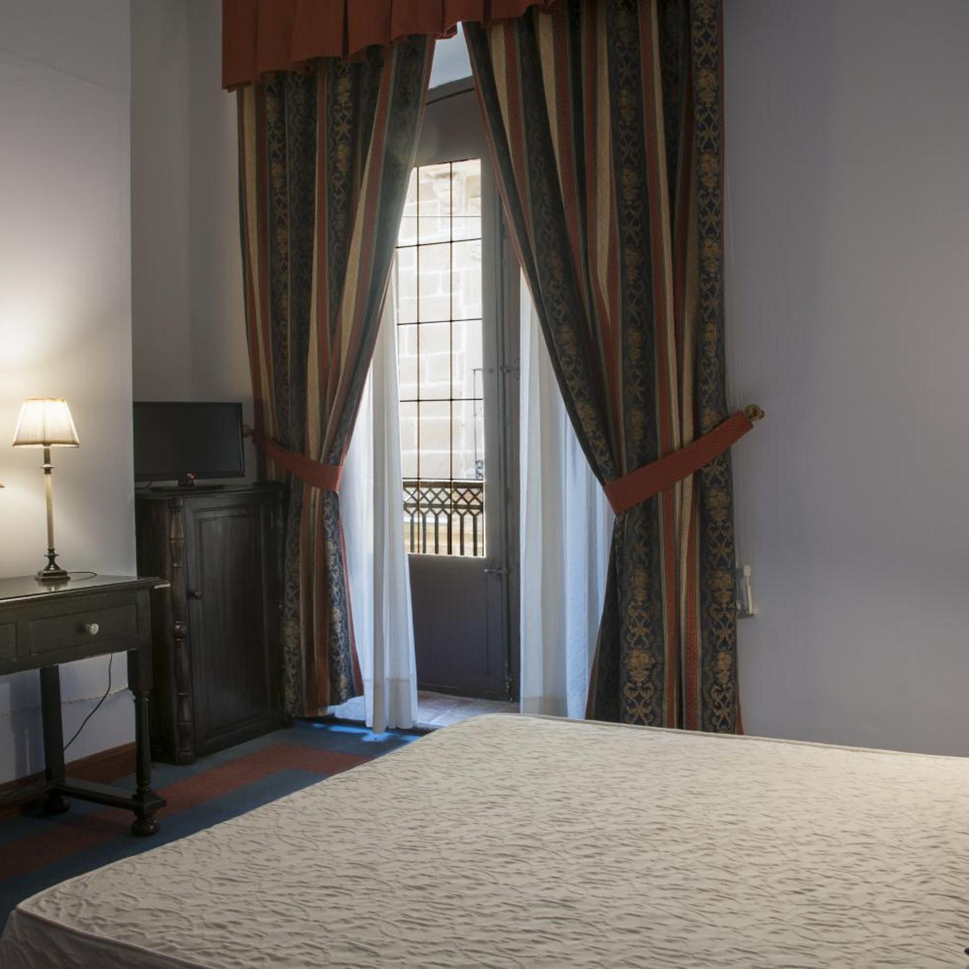 Room, Double Bed, Alvar Fanez 3/7