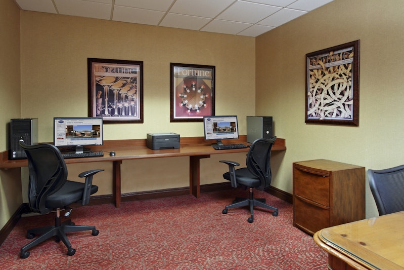 Hampton Inn Suites Newtown 51/57