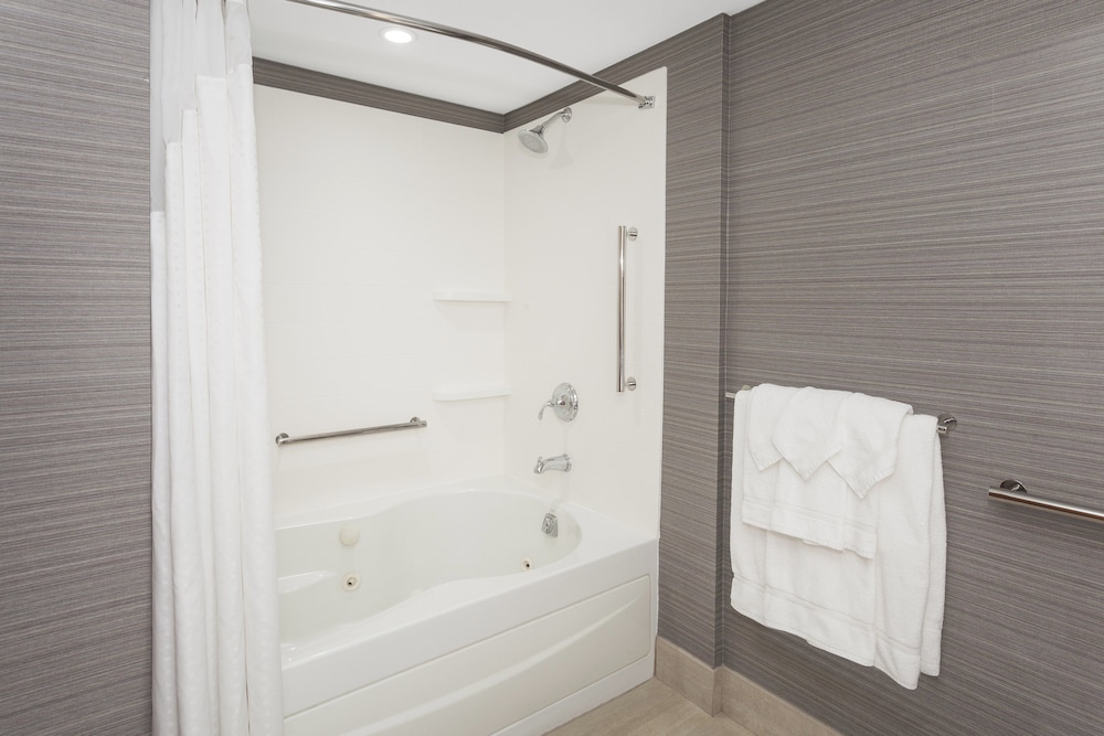 Holiday Inn Expresss And Suites Long Island East End 48/49