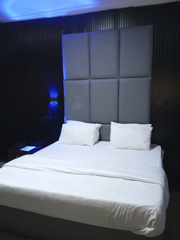 Paris Suites 34/64