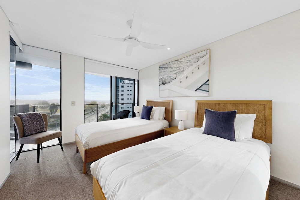 Ambience on Burleigh Beach 18/49