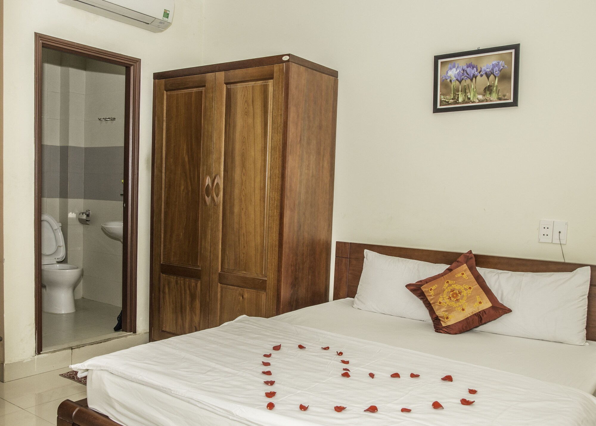 SUPERIOR, QUEEN BED