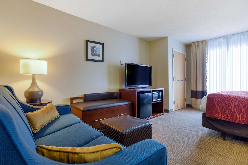 Comfort Suites Fultondale I-65 near I-22 20/35