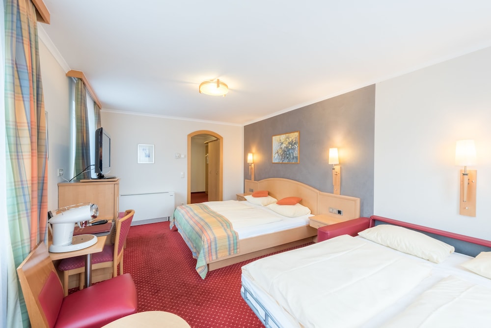 ROOM, QUADRUPLE