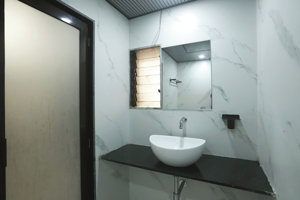Hotel Karishma 23/26