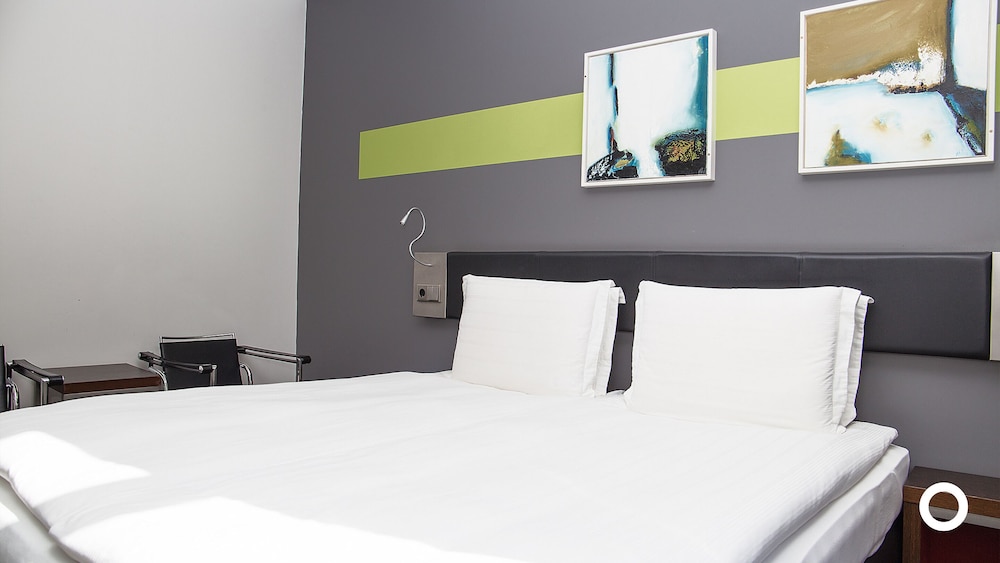 DELUXE, DOUBLE OR TWIN BED