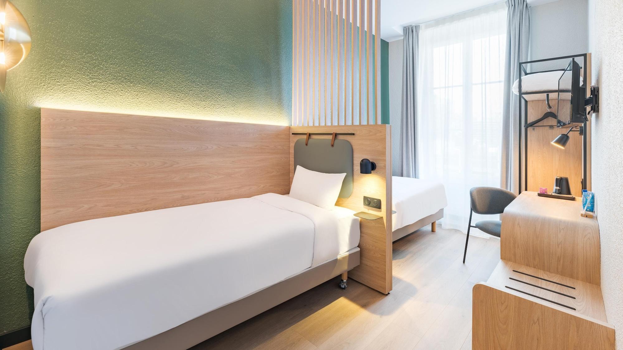Connecting, Standard, Multiple Beds