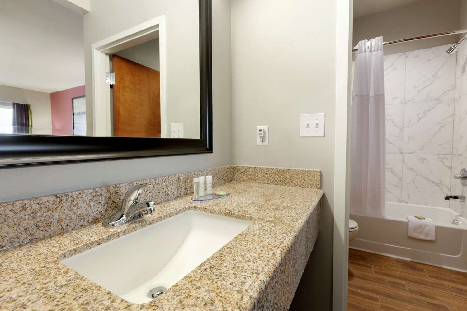 Super 8 by Wyndham Carrizo Springs 32/33