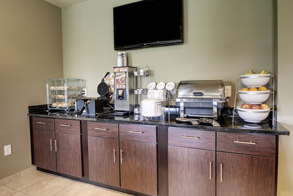 Cobblestone Inn and Suites Avoca 30/40