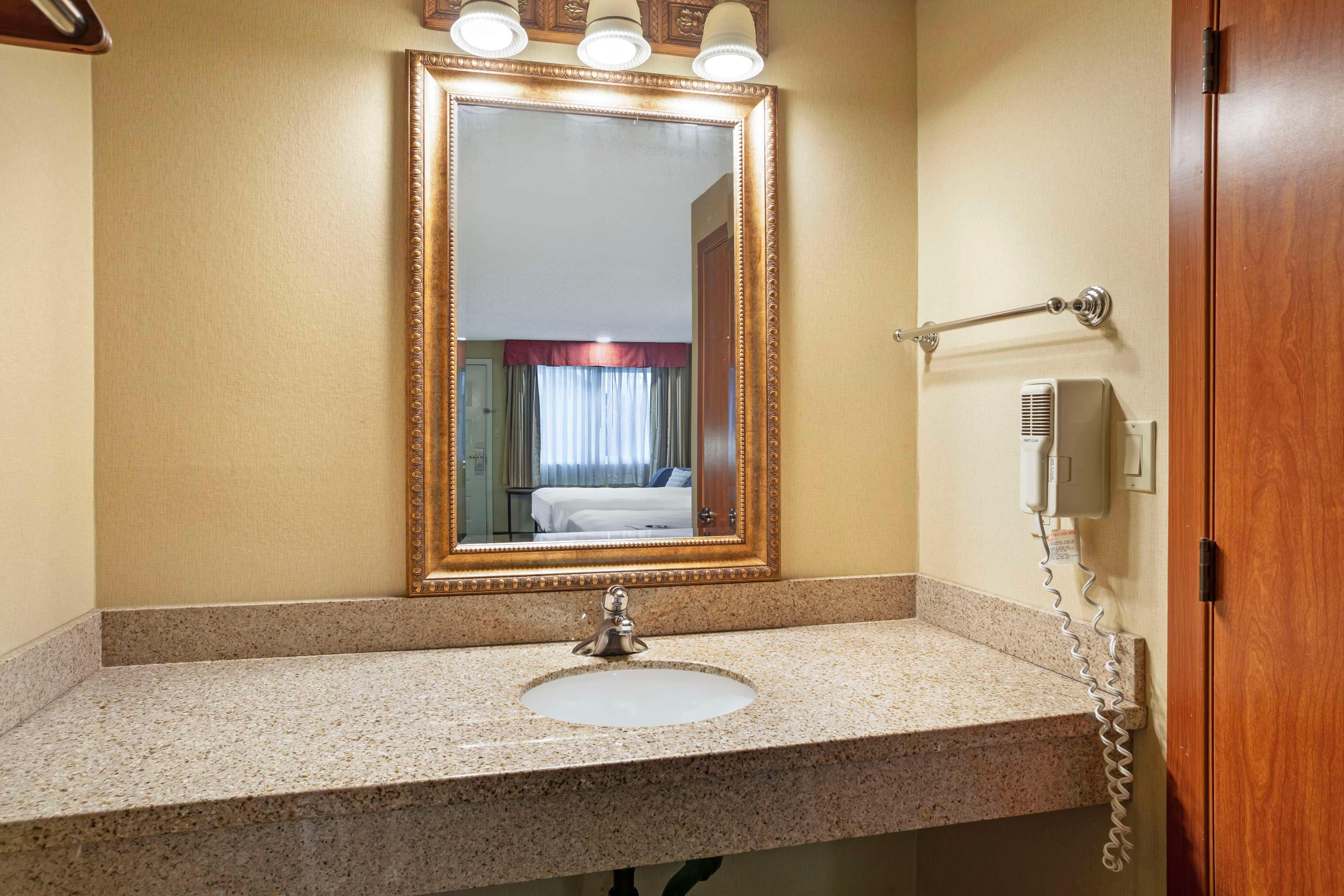 غرفة بسرير كينج لذوي الإعاقة، Best Western Shadow Inn 4/4
