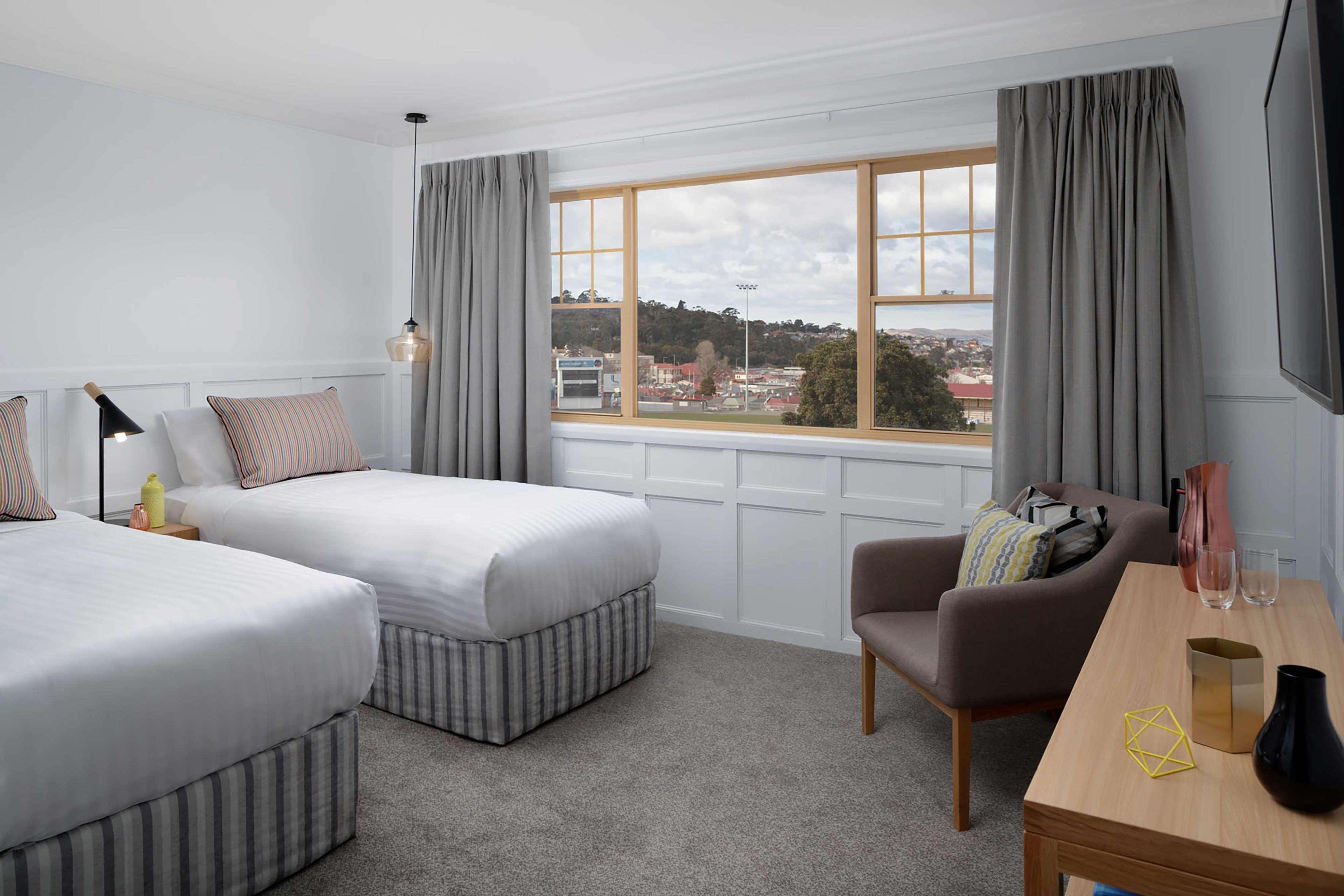MANOR, TWIN BEDS