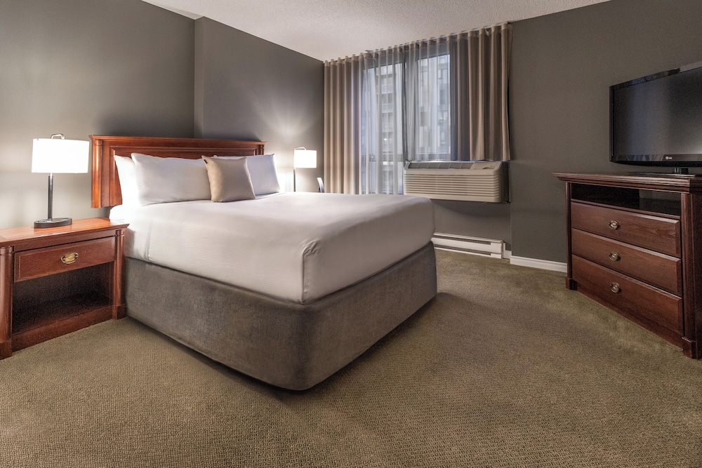 SUITE, KING BED, SOFA, KITCHENETTE