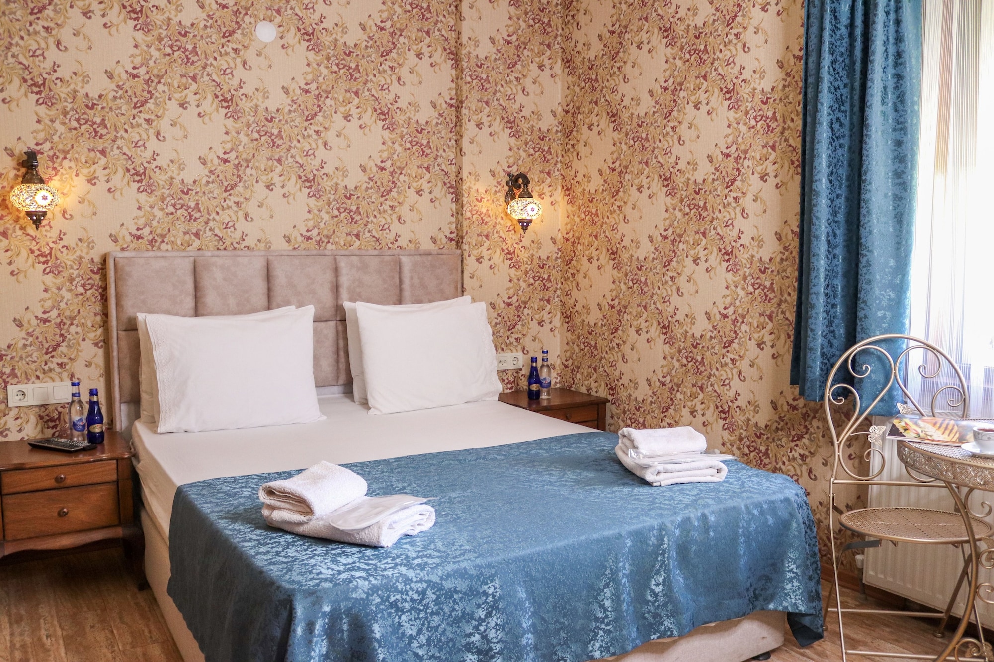 ROOM, DOUBLE BED