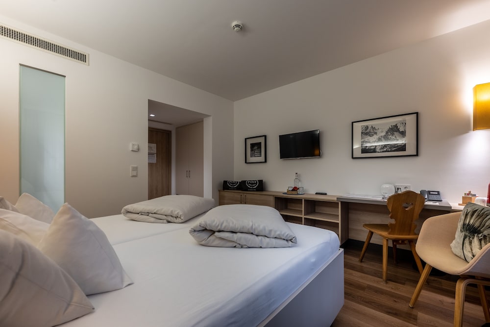 HOTEL POST 12/36