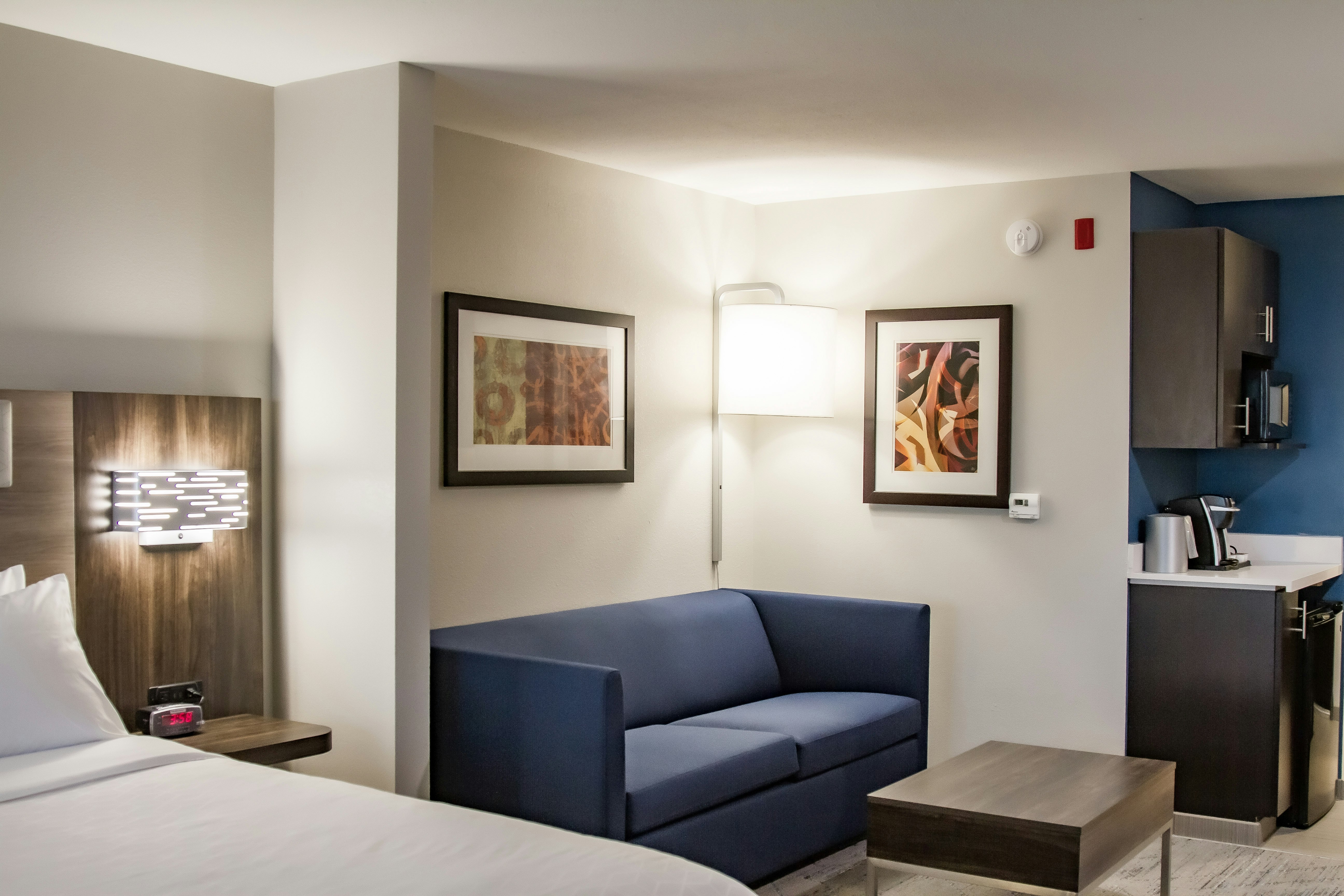 Holiday Inn Express Suites Overland Park 41/60
