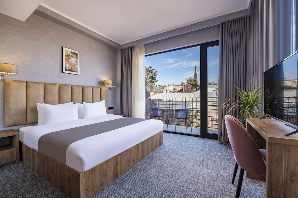 SUITE, KING BED, BALCONY