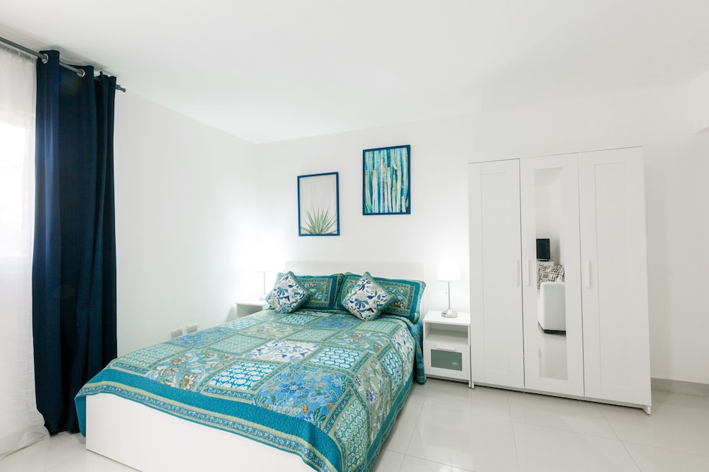 Tropicana Suites Deluxe Beach Club & Pool 15/50