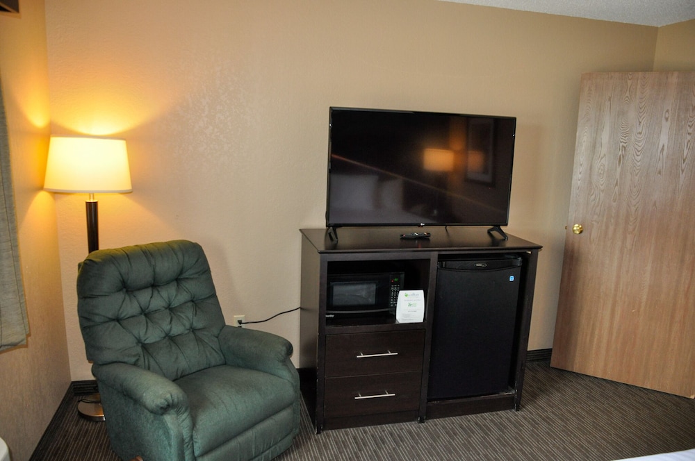 AmericInn by Wyndham Clear Lake 32/52