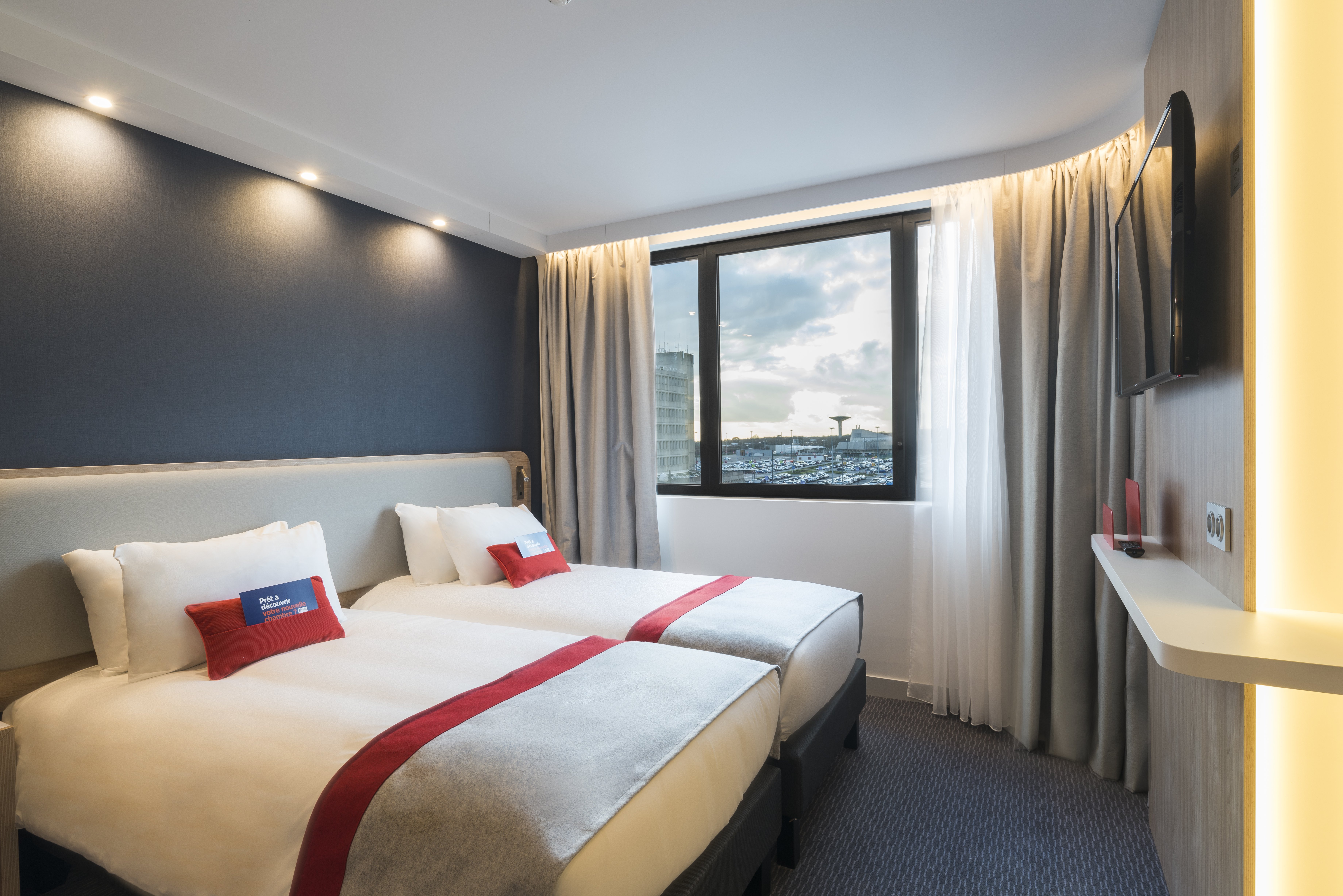 HOLIDAY INN EXPRESS PARIS - CDG AIRPORT 15/70