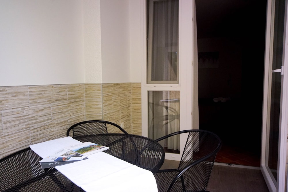 APARTMENTS AND ROOMS DEGRA 20/49