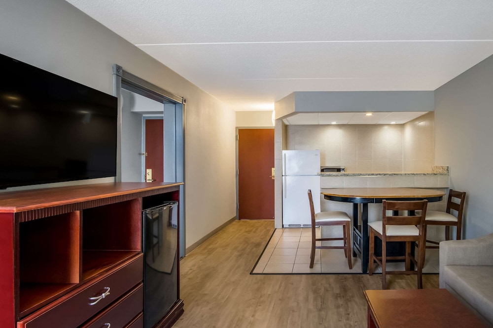 Clarion Inn and Suites Grand Rapids Airport 45/63